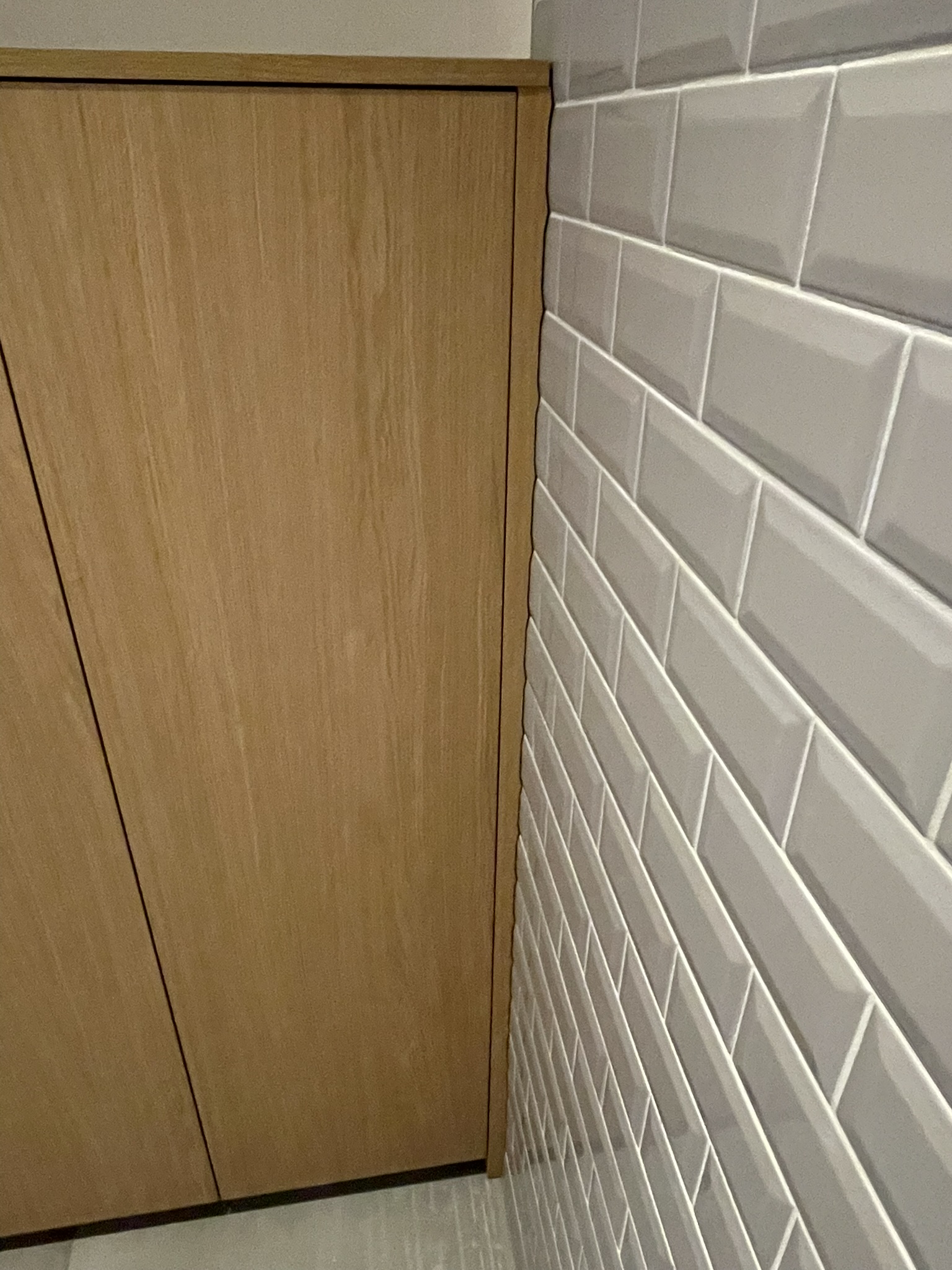 Geopende waskokerkast met de waskoker en bergruimte binnenin