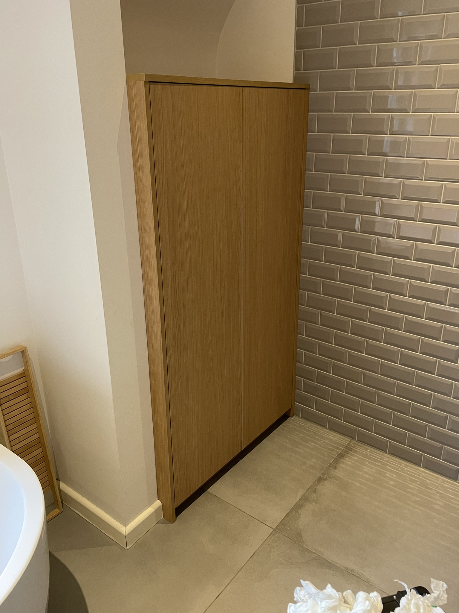 Detail van de waskokerkast met strak doorlopende voegen
