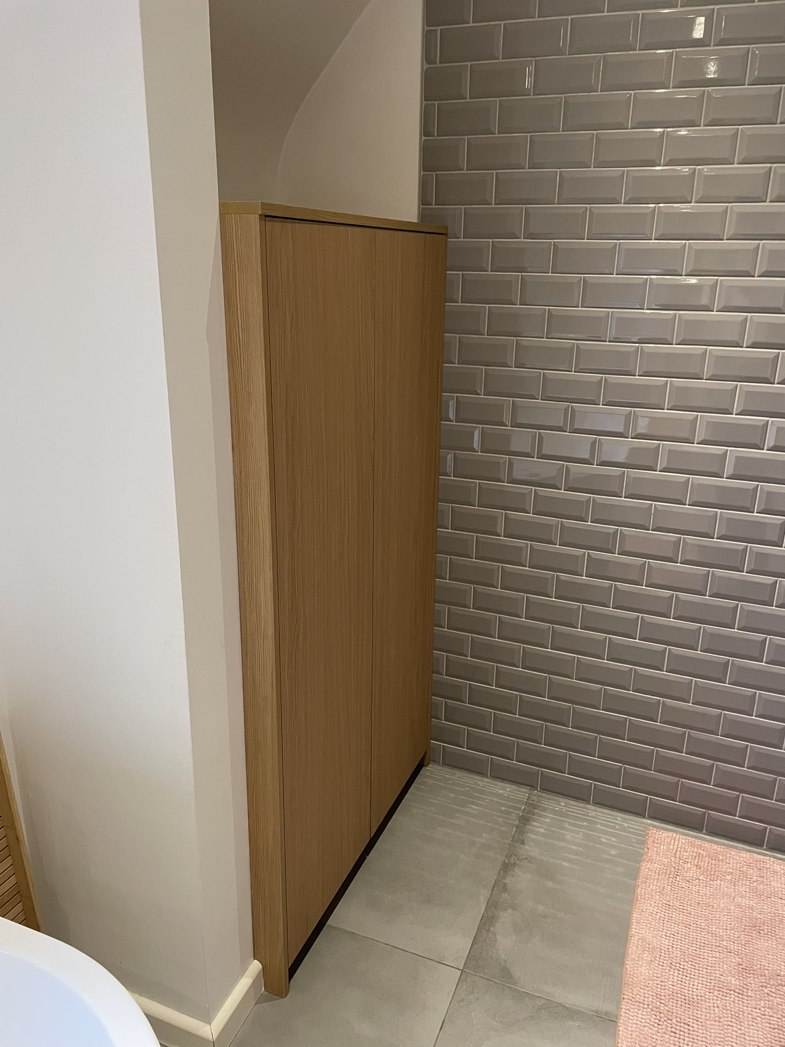 Waskokerkast op maat met greeploze fronten rond de waskoker