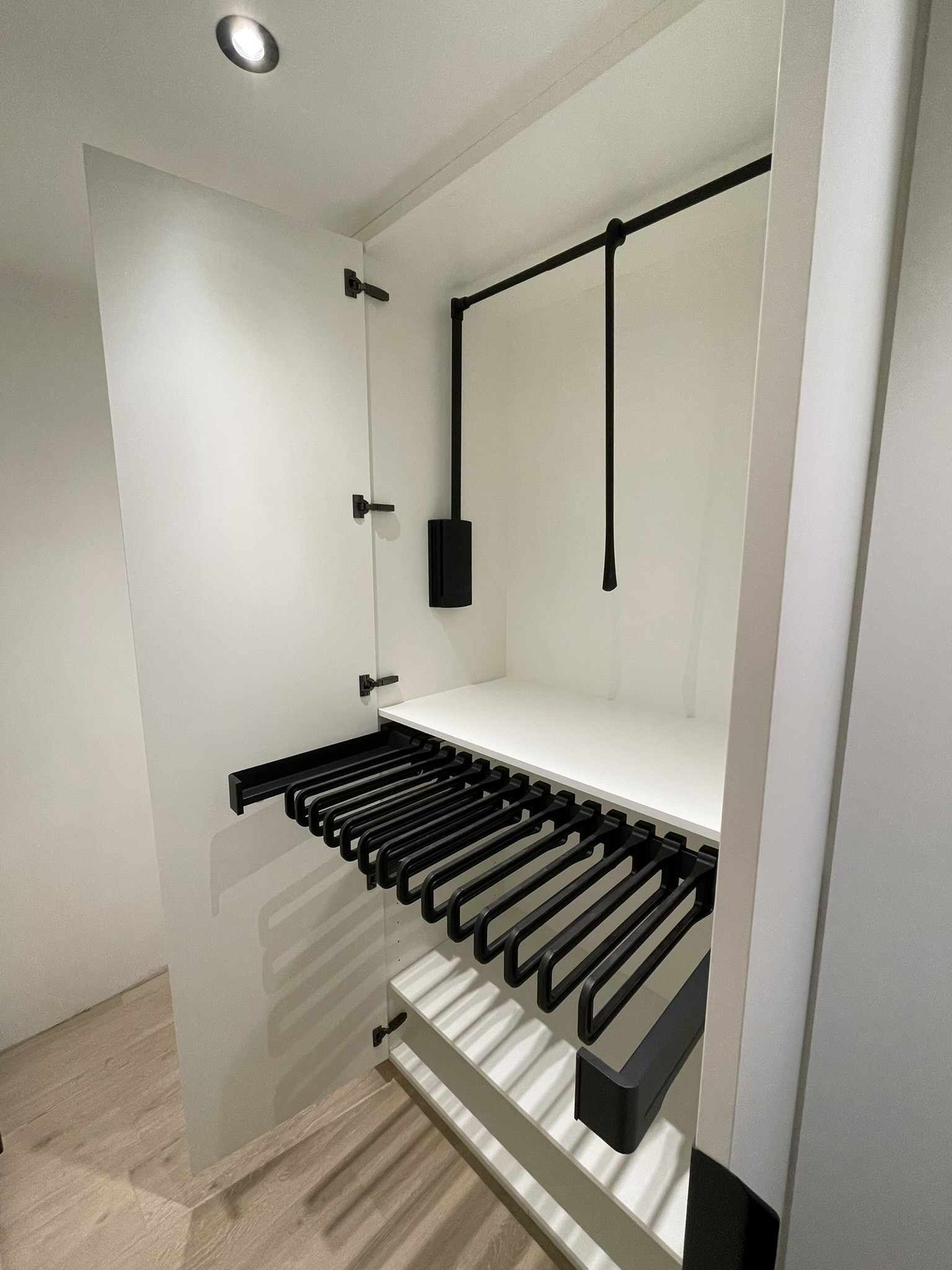 Dressing op maat in wit en eik met achterwand in antraciet