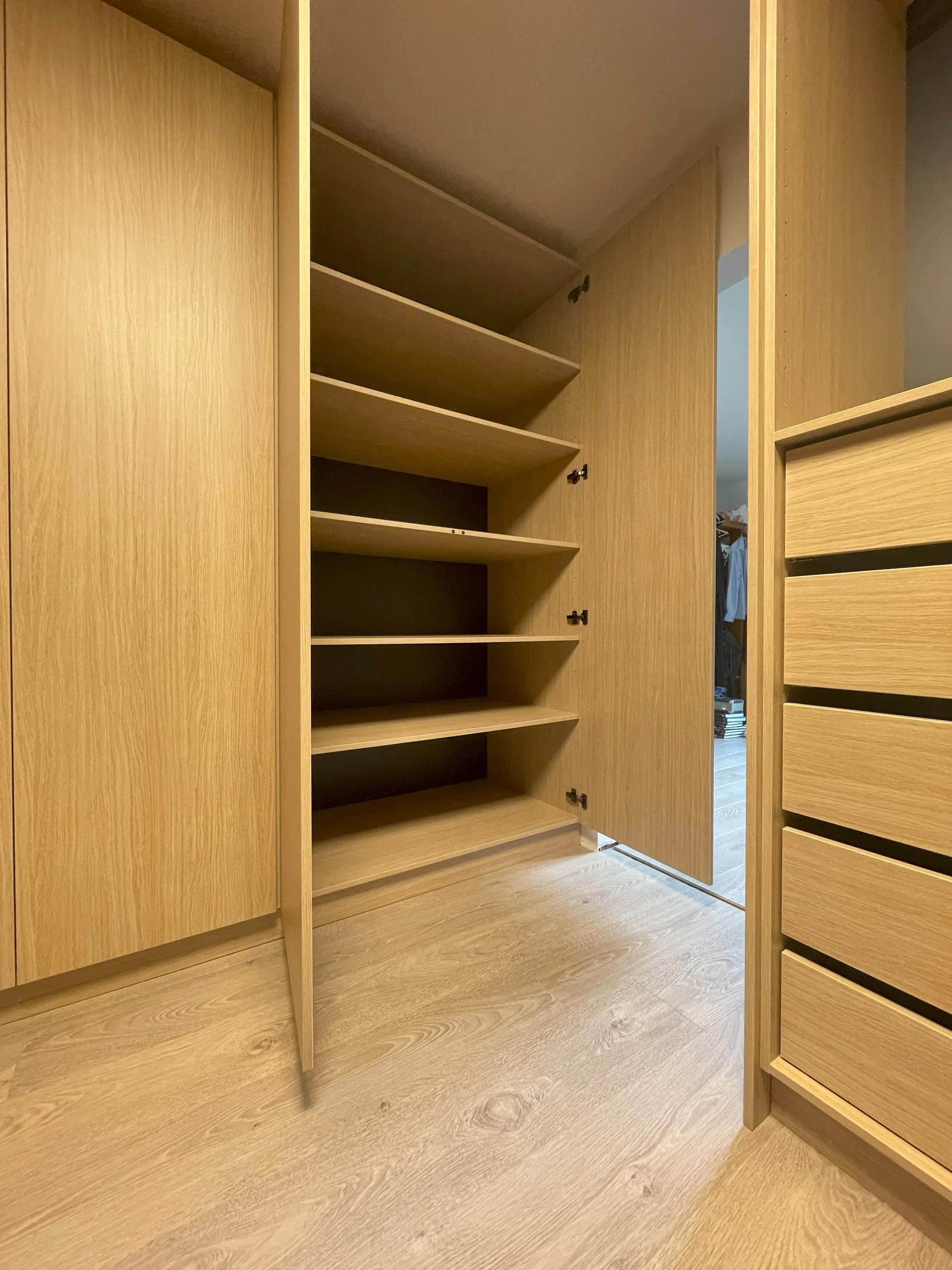 Open vakken en lades van een dressing op maat in licht houtdecor