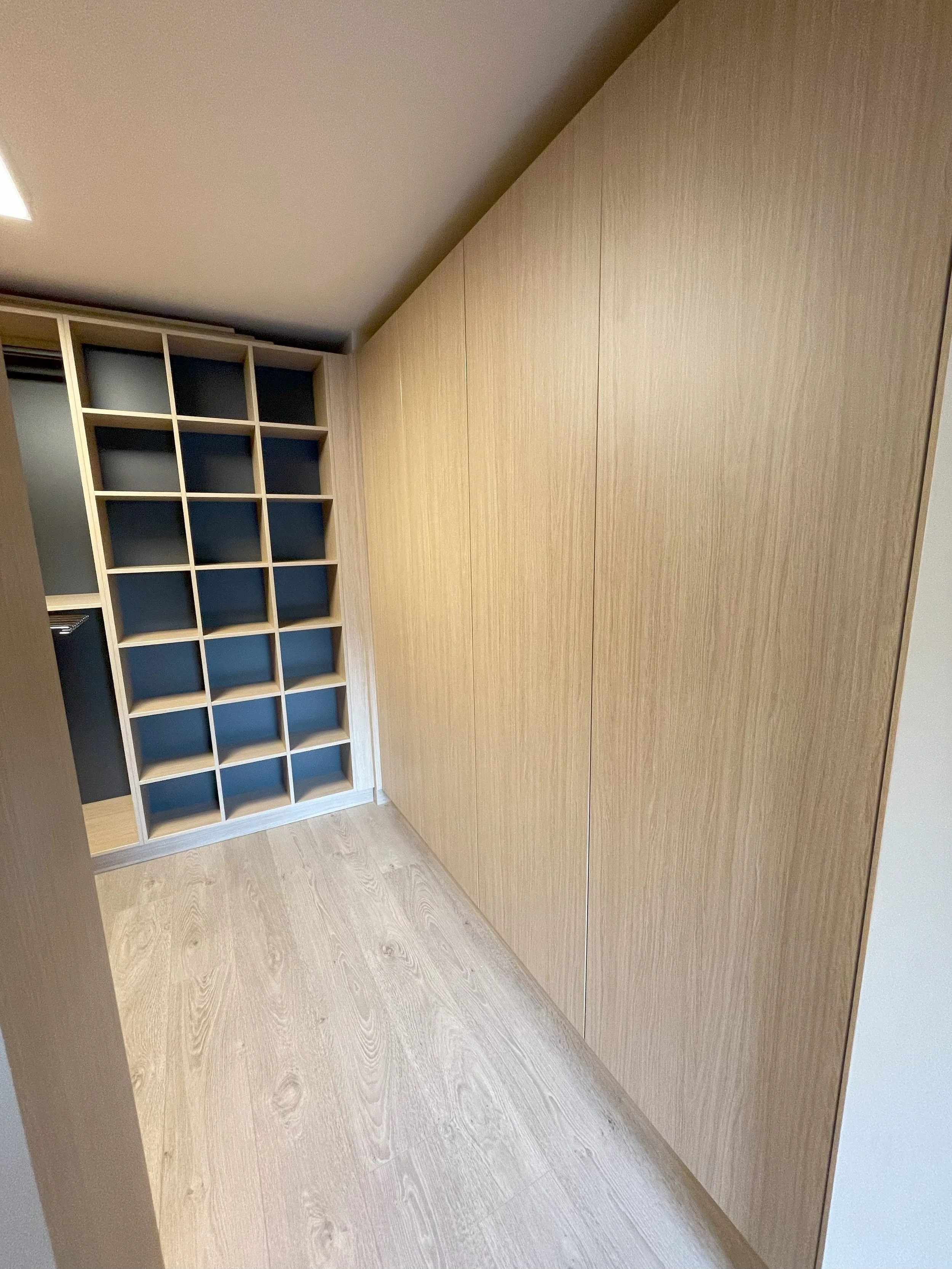 Inloopdressing in houtdecor melamine met accentachterwand