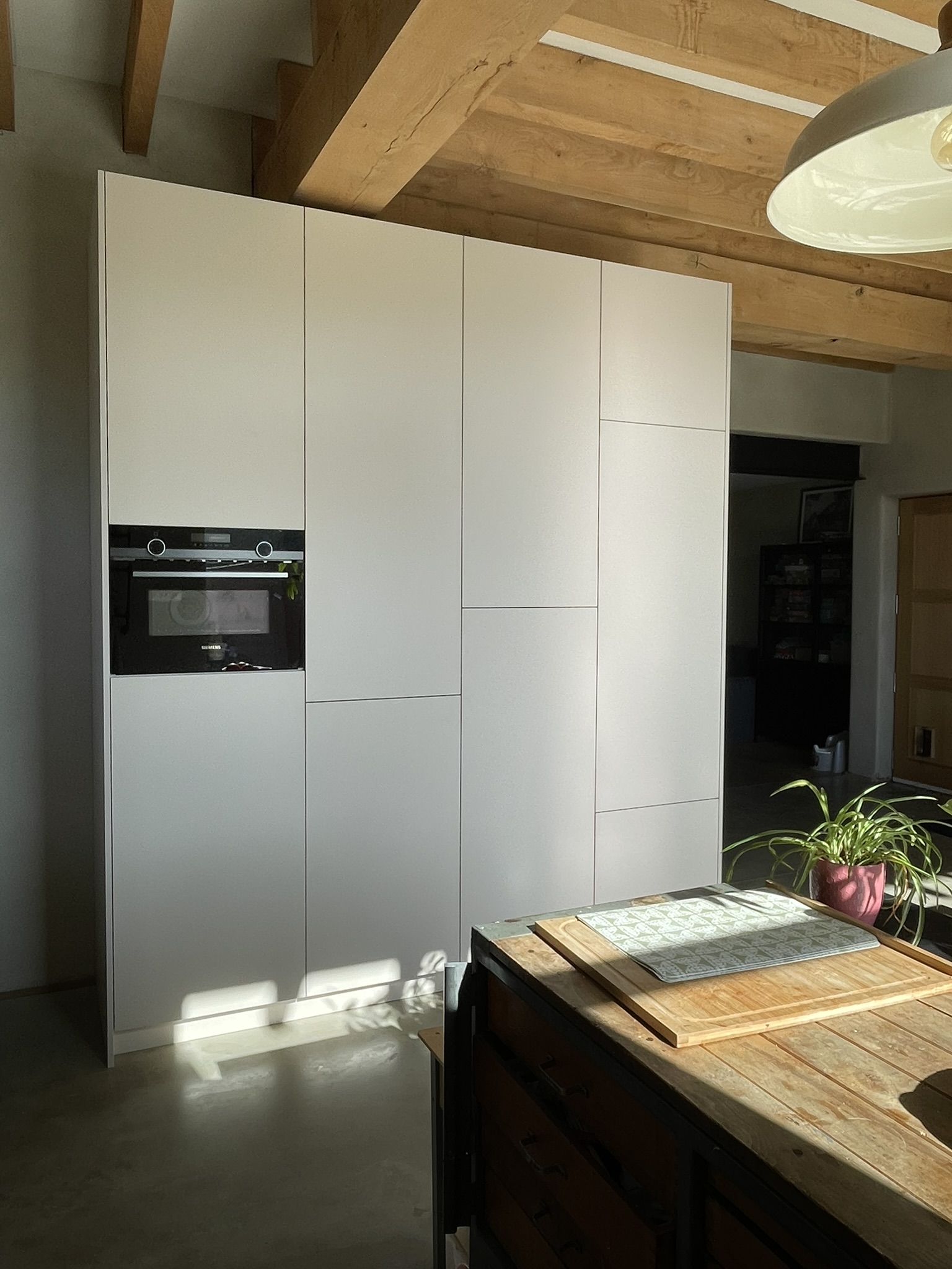 Kastenwand in beige melamine met geïntegreerde oven
