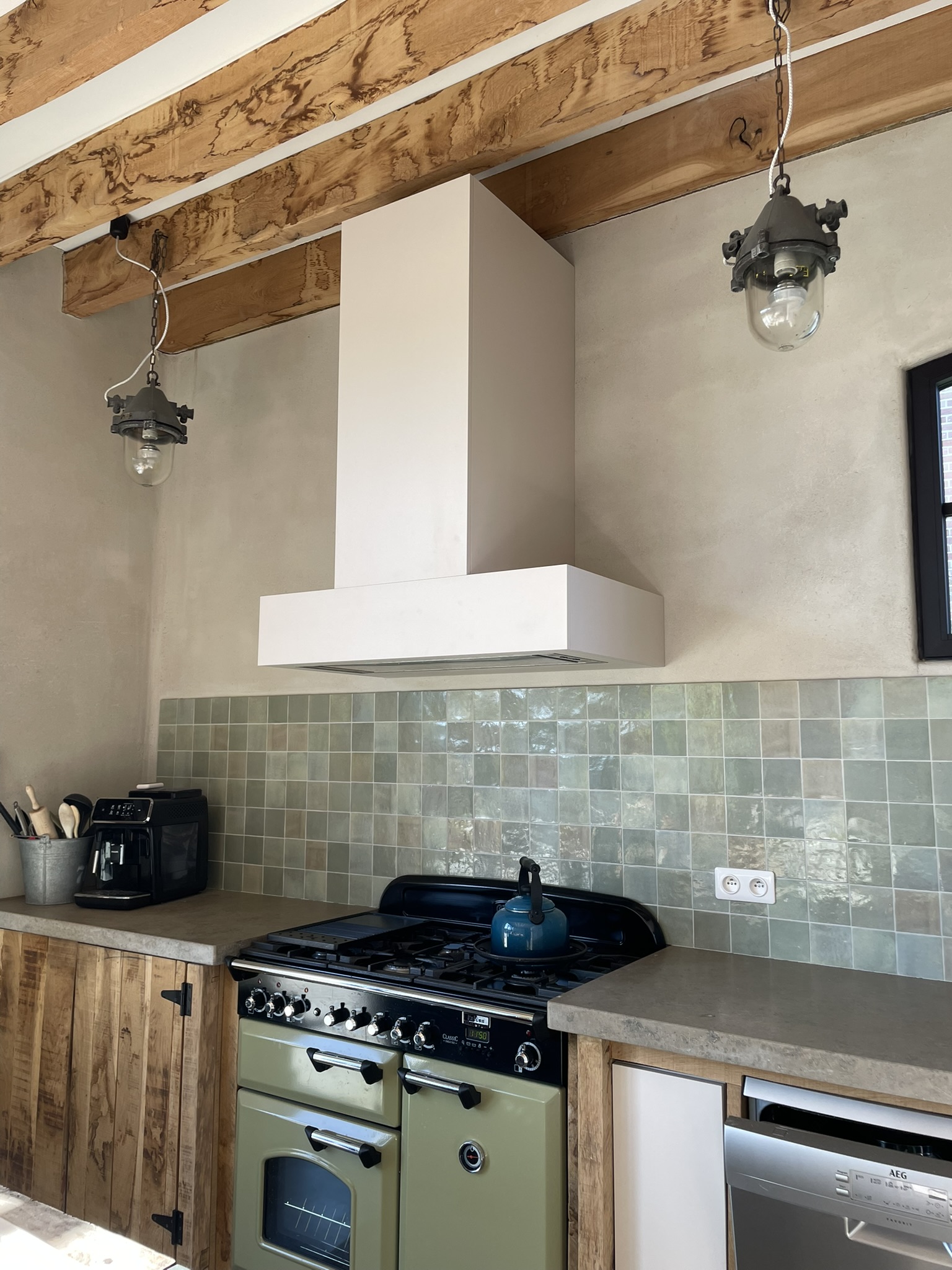 Omkasting in beige melamine rond de bestaande inbouwdampkap boven het fornuis