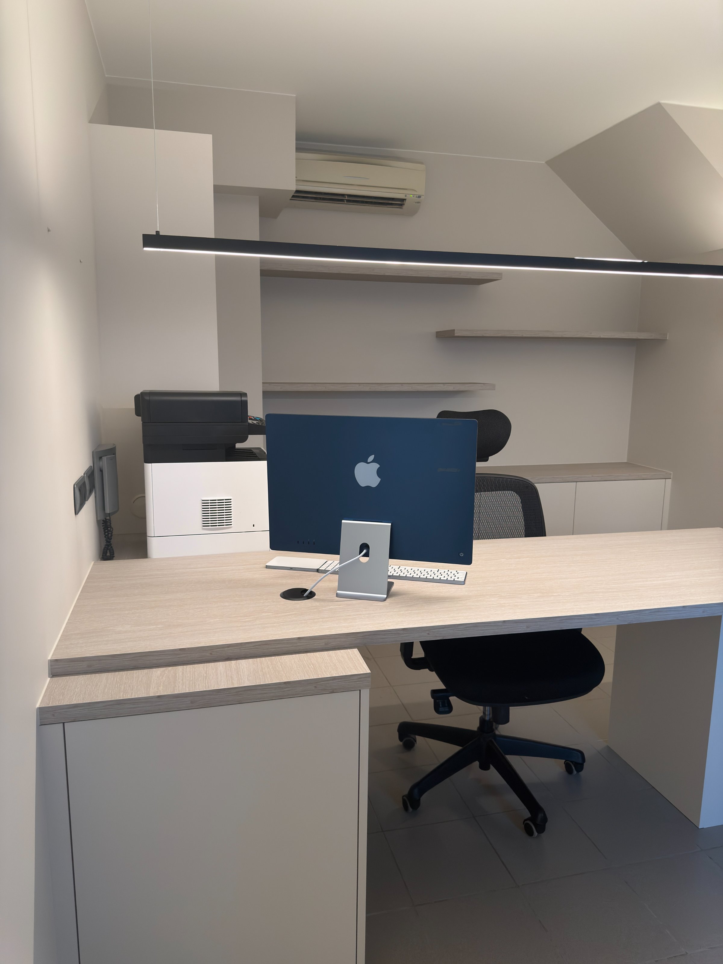 Bureau op maat in licht eikendecor met zwevende wandplanken