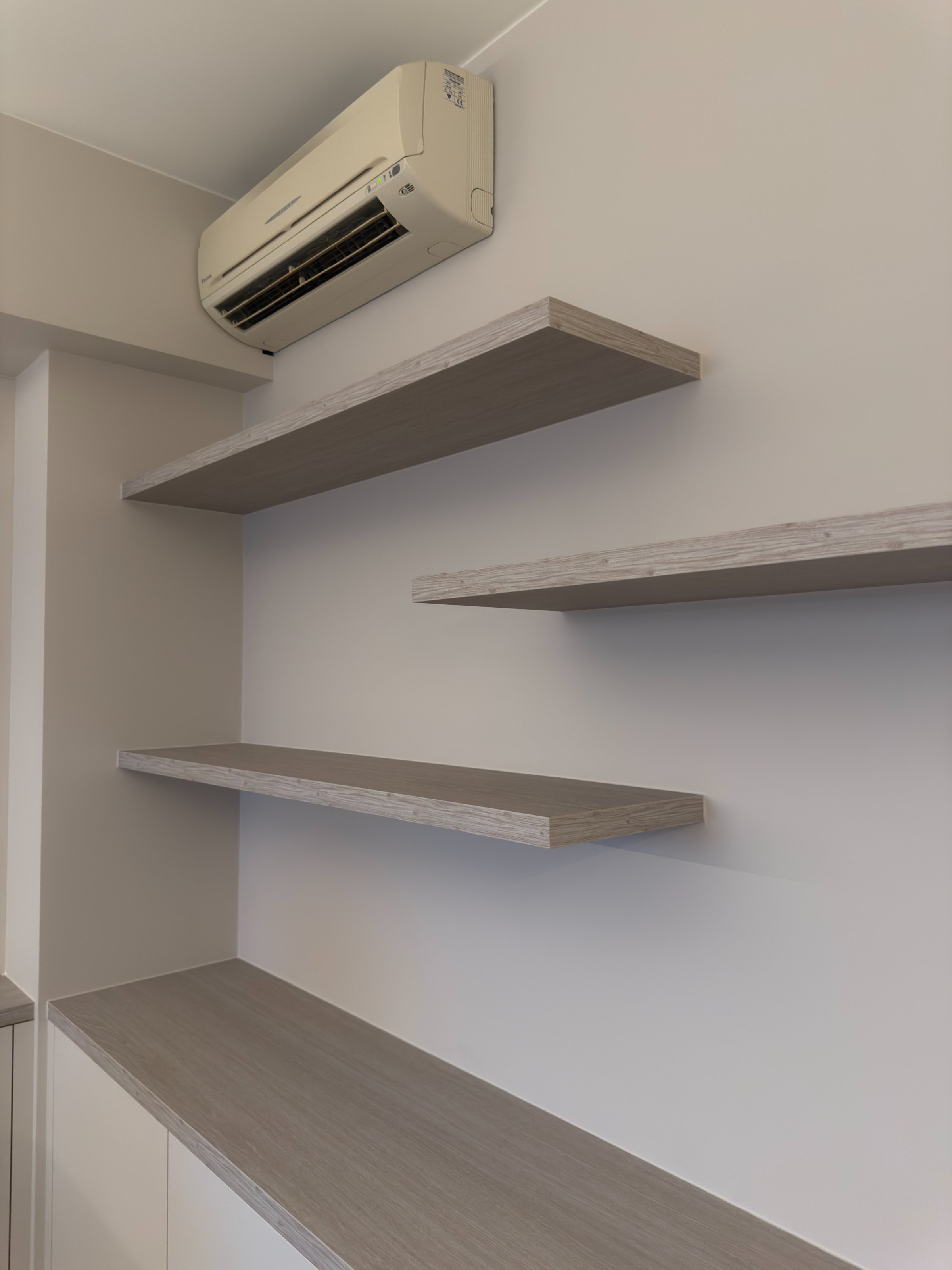 Zwevende wandplanken boven het bureaublad in de bureauruimte