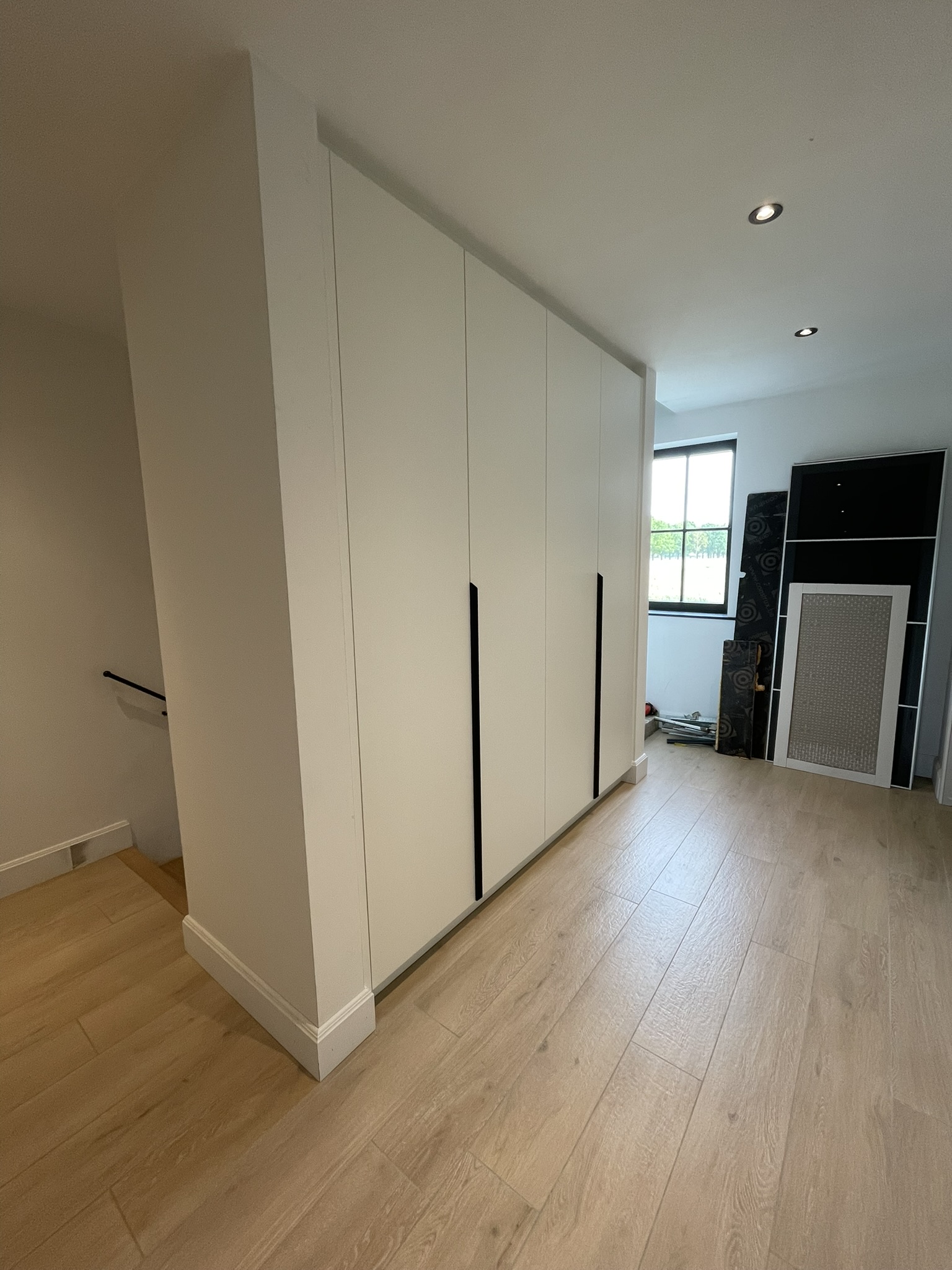 Witte kastfronten met een strakke, doorlopende naad