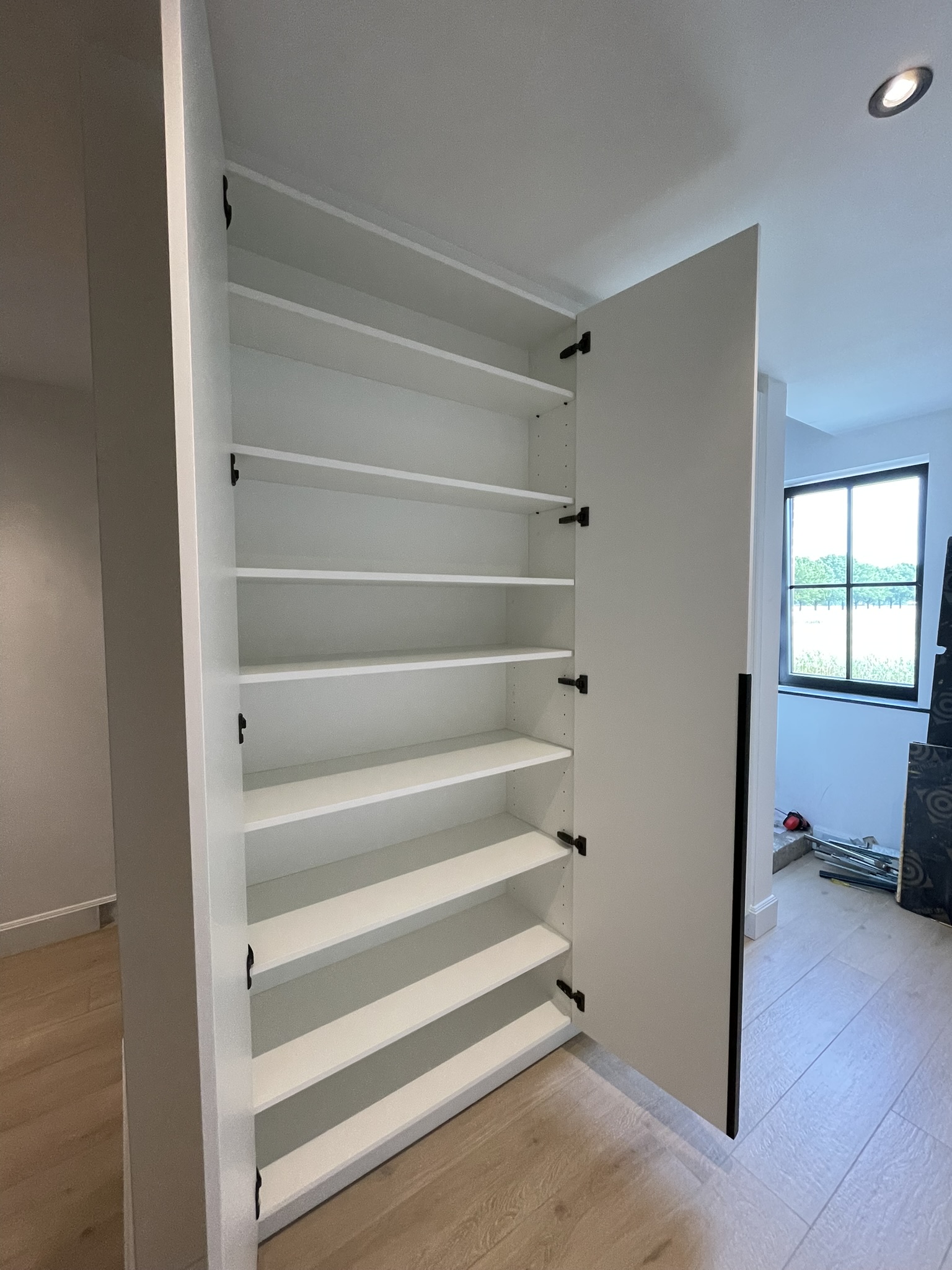 Gangkast met doorlopende voegen over de volledige wand