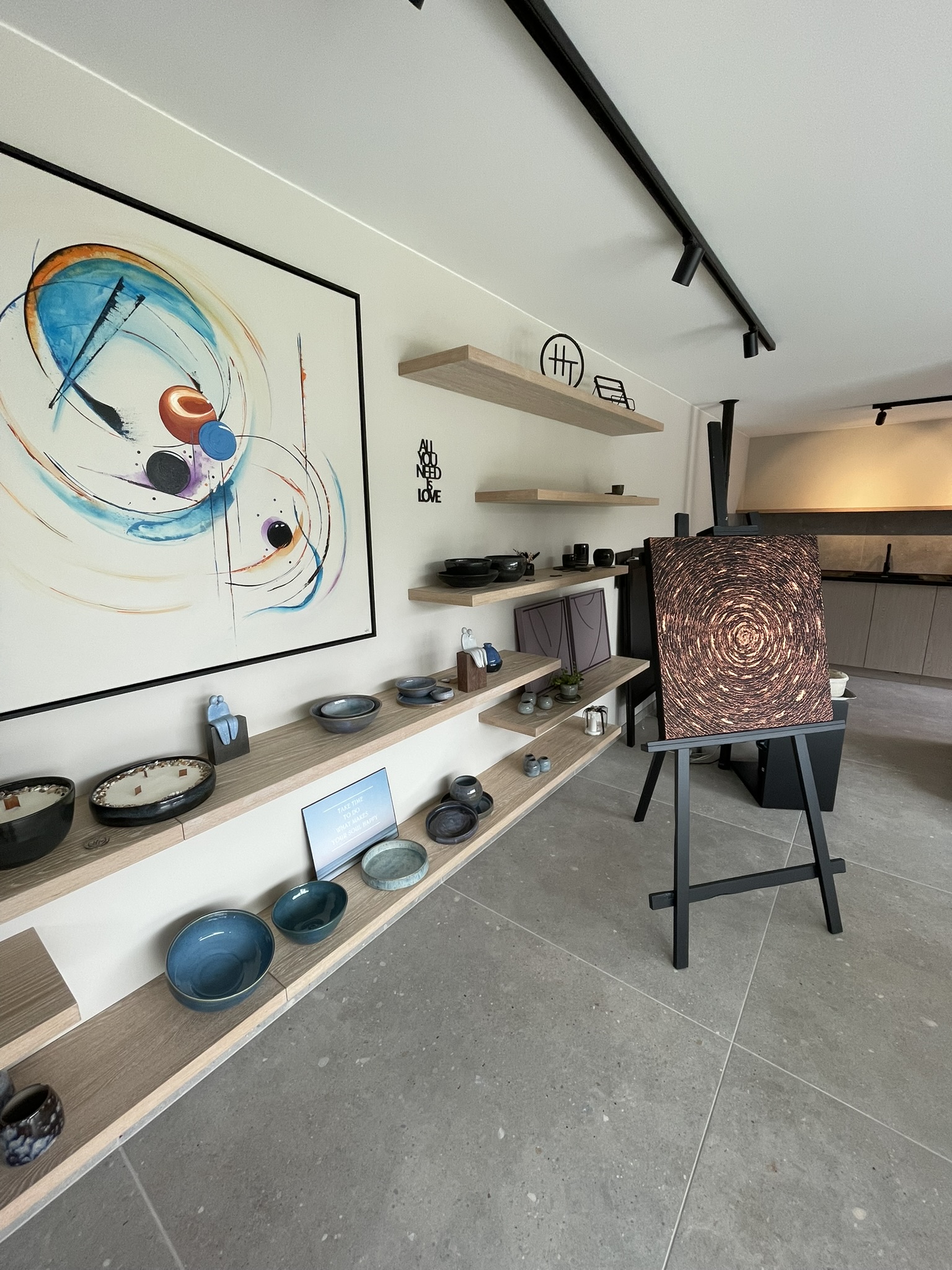 Massief eiken wandplanken op maat, strak tegen de wand geplaatst
